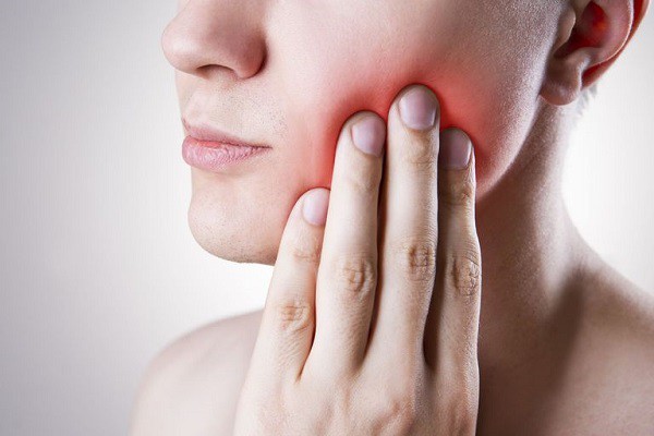 Bệnh nhân có khối u của tuyến nước bọt lớn thường có biểu hiện một khối không đau hoặc sưng tuyến mang tai, tuyến dưới hàm hoặc tuyến dưới lưỡi